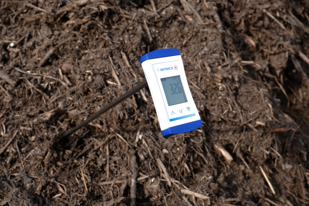 One-handed soil and compost thermometer in action ECO122