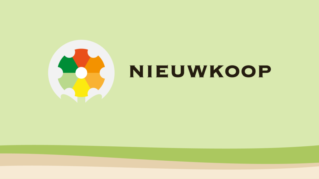 Logo van de gemeente Nieuwkoop met een kleurrijk symbool en de naam "NIEUWKOOP" op een groene achtergrond.