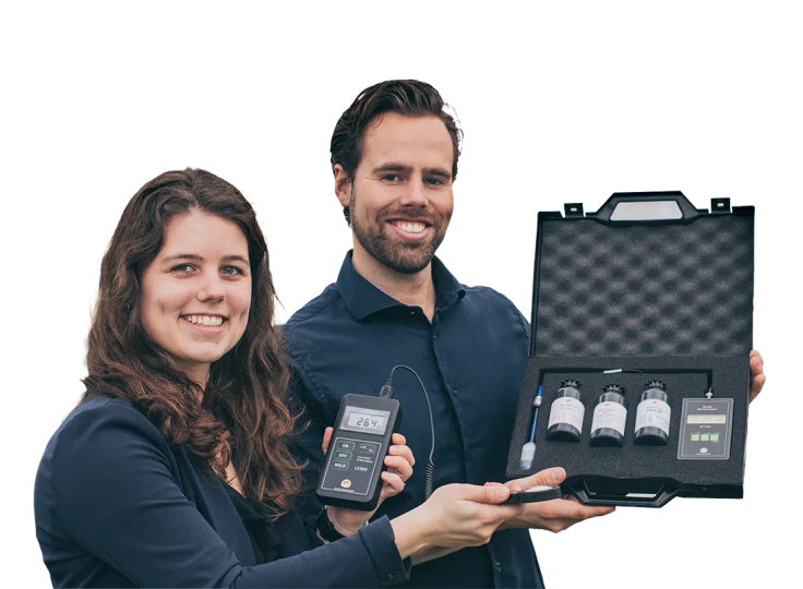 Twee mensen van het Nieuwkoop salesteam presenteren meetapparatuur en een koffer met flessen en een apparaat.