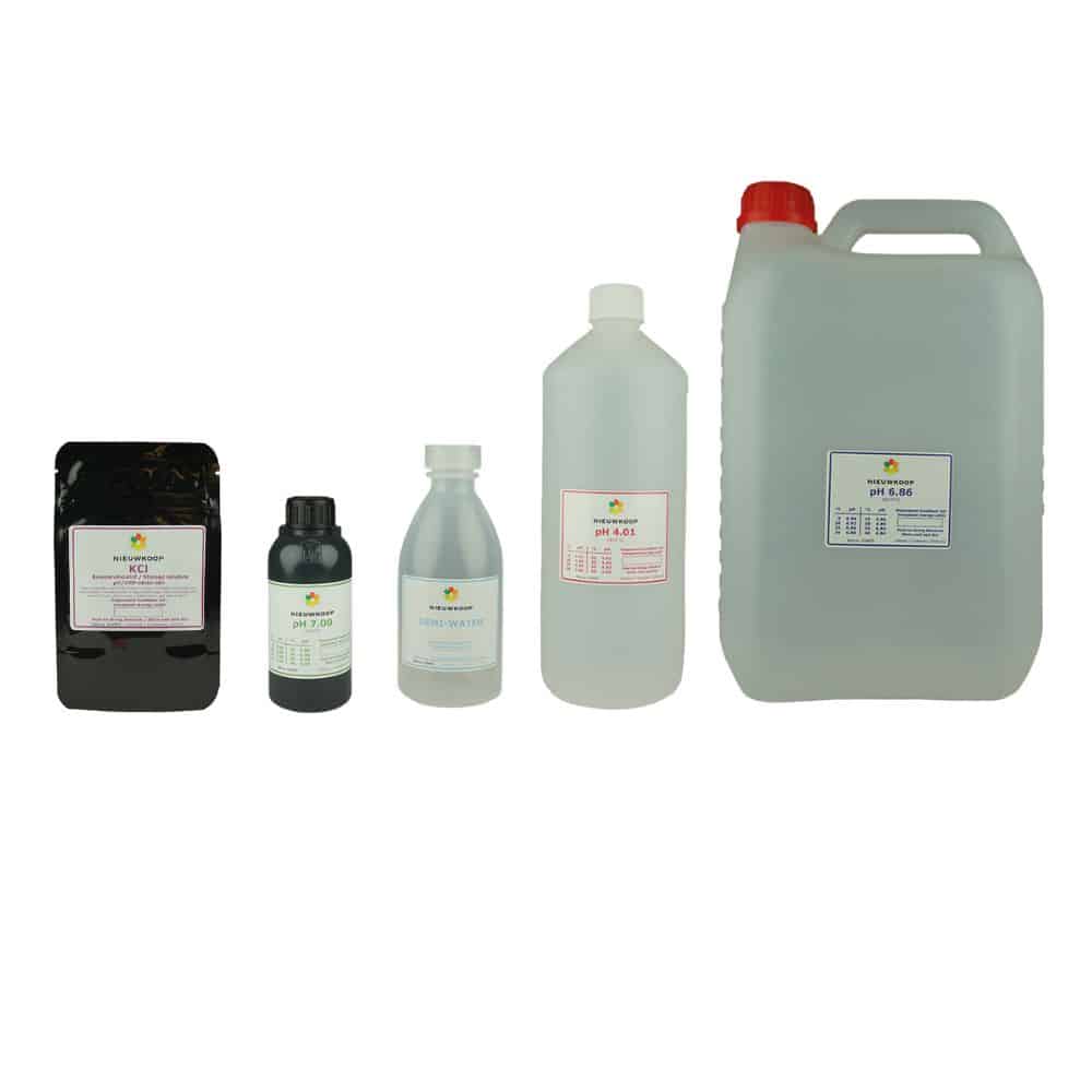 Verschillende flessen en verpakkingen met kalibratievloeistoffen voor pH-metingen.